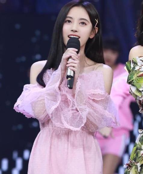 鞠婧祎现身综艺节目现场,穿莲藕色连衣裙,造