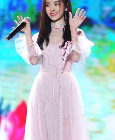 鞠婧祎现身综艺节目现场,穿莲藕色连衣裙,造