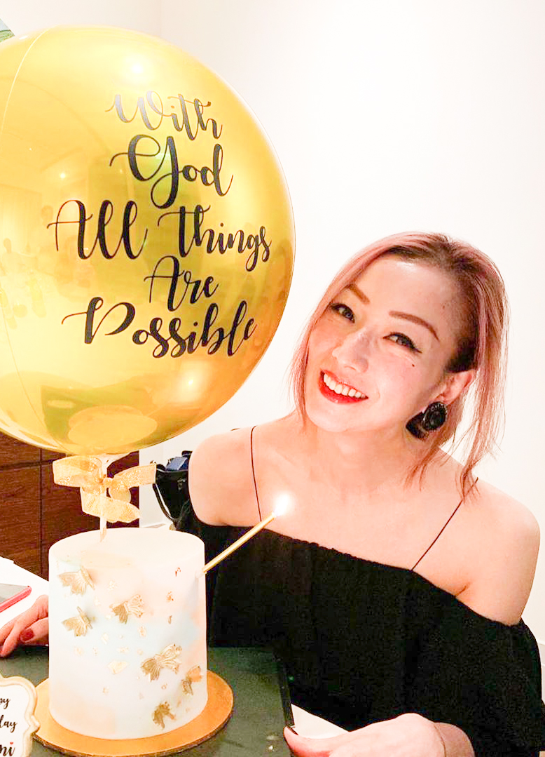 香港著名导演杜琪峰携众人为干女儿郑秀文提前庆生,祝她47岁生日快乐