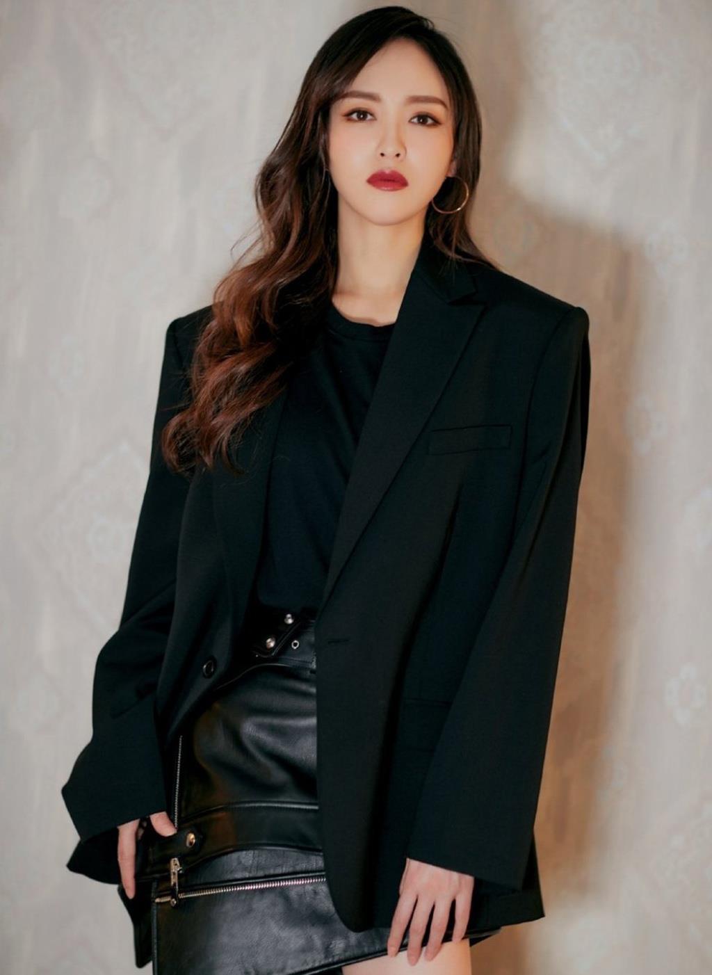 穿西装的女星有多飒,刘亦菲上演西装杀,杨幂表现出超一流水准!