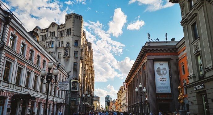 阿尔巴特大街是俄罗斯最繁华的商业街,这里聚集很多奢侈品品牌|普希金