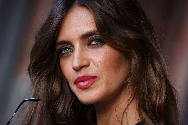 卡西女友萨拉卡波内罗现身,一身黑裙配上红唇,简直是风情万种!