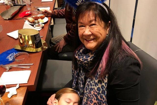 70岁许冠杰为混血太太庆祝生日,爷孙三代同堂其乐融融!