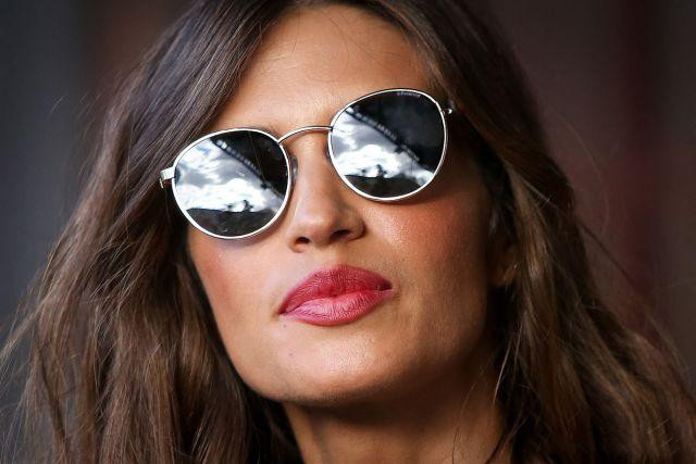 卡西女友萨拉卡波内罗现身,一身黑裙配上红唇,简直是风情万种!