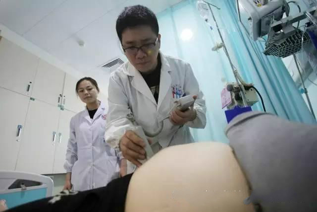 实拍 妇产科里的男医生 不怕累就怕被病人和家属误解