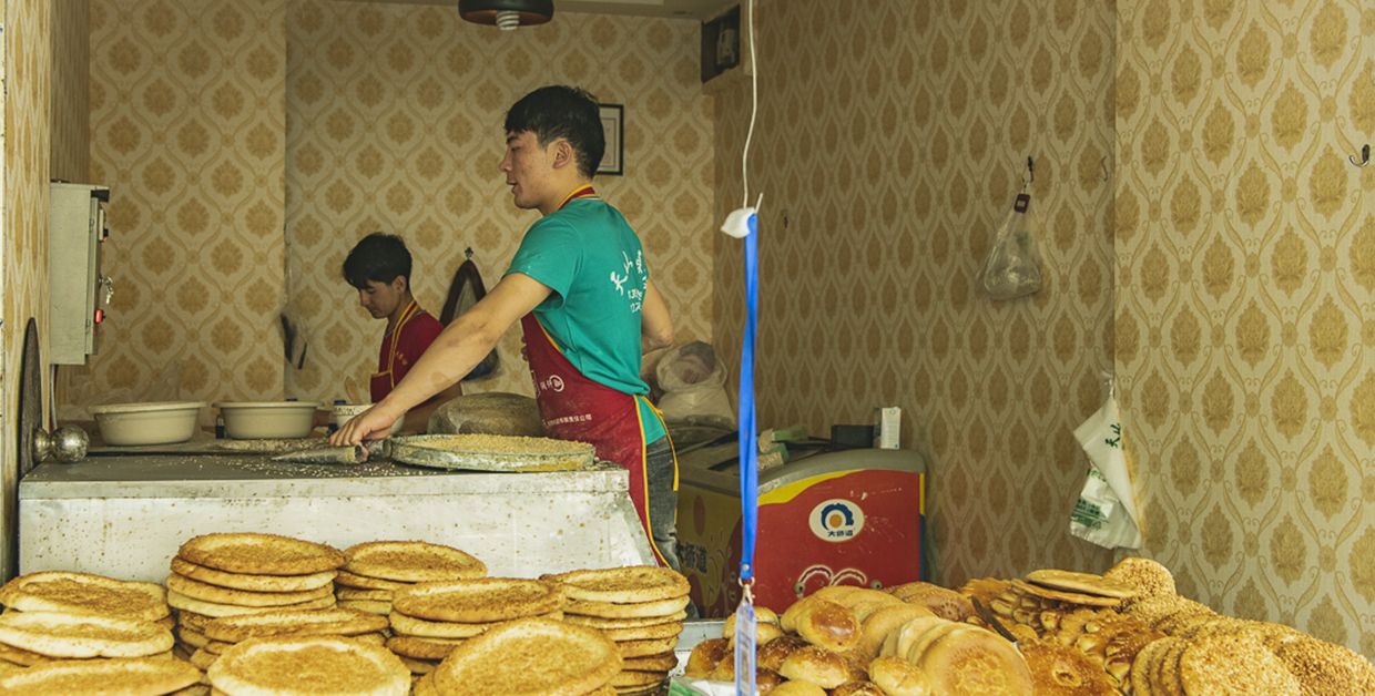 勤劳的维吾尔族打馕小哥