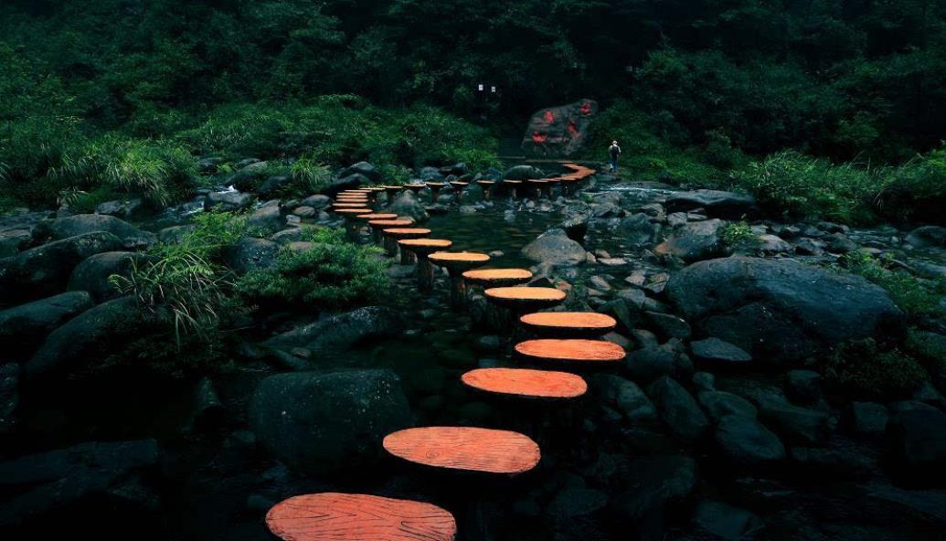 远处的景物予以拉近和放大,但是却很有利于获得"近大远小"的夸张构图