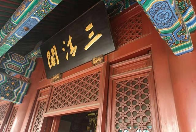 白云观三清殿供奉三清教主,四御殿玉皇大帝北极大帝