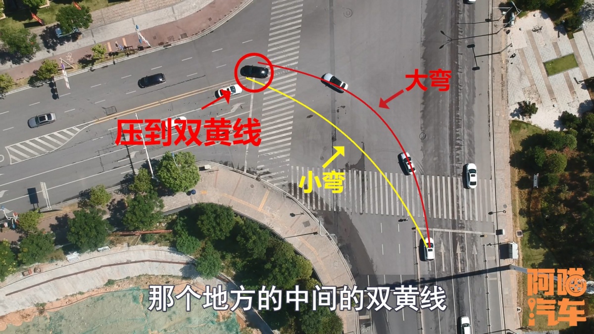 个视频,看到现在这些车子,都在这里左转,有些车子比较规矩转弯的时候