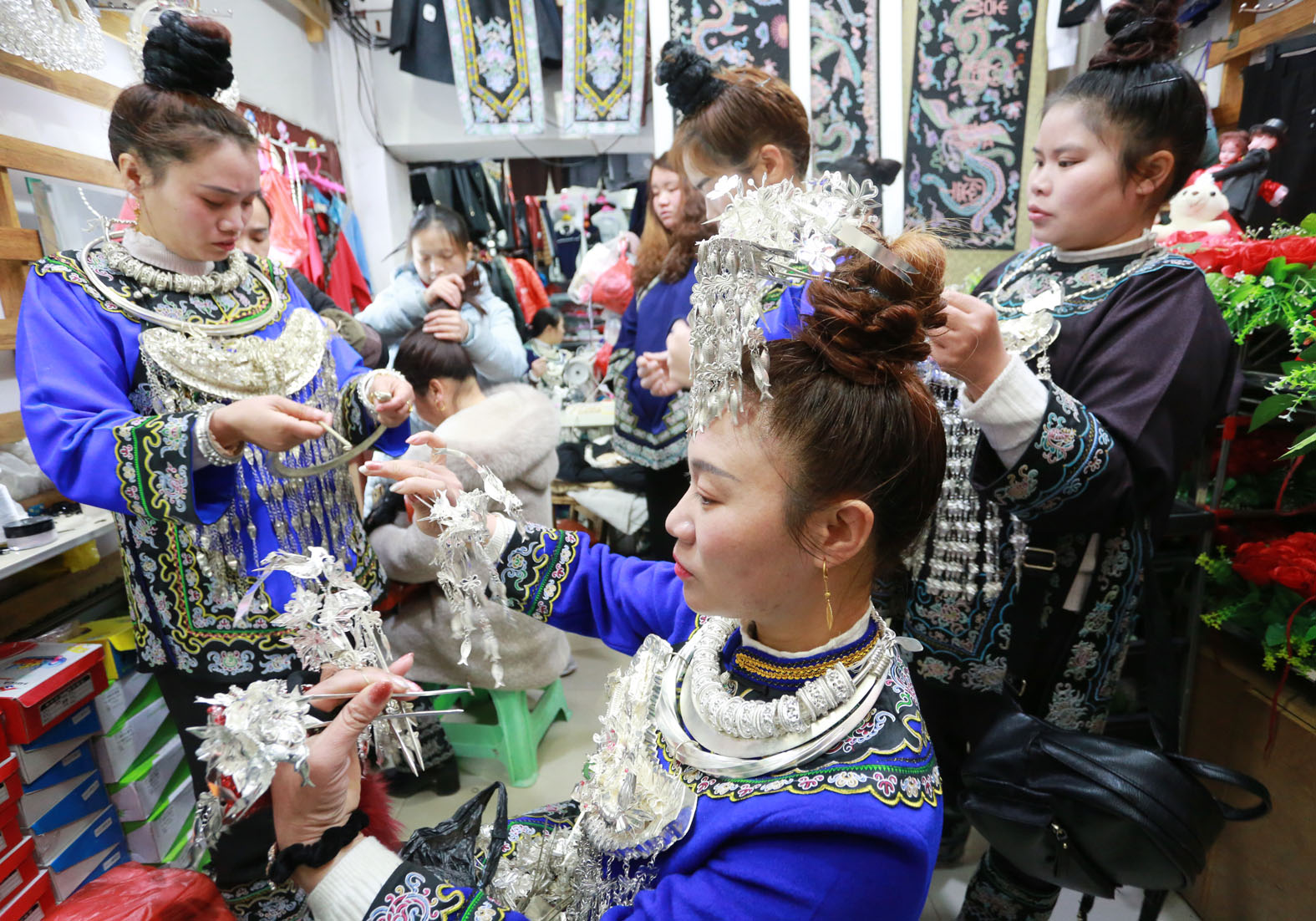 心在一起 家就近了：百名姑妈回娘家 欢天喜地庆相聚_新浪新闻