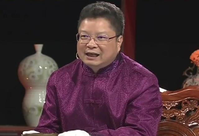 大叔带宣德炉鉴宝,主持人却说别看了,没有任何专家见过真的!