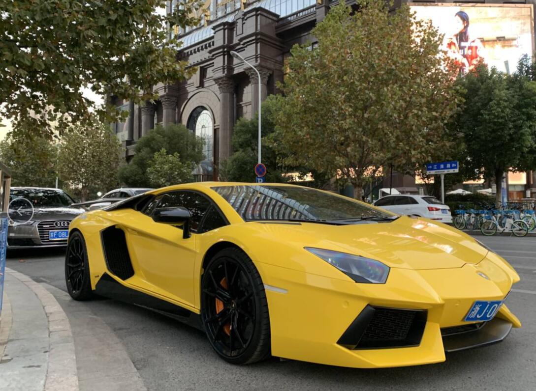 南通中南cbd实拍兰博基尼大牛,居然挂的浙江牌照!