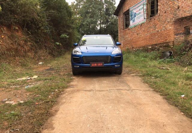 回农村过年开豪车的人真的有钱吗?为何不愿给村里修一下路?|豪车|修路