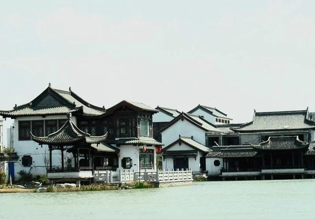 连云港青年公园,海棠花盛开时,公园充满着一片浓郁的浪漫情调