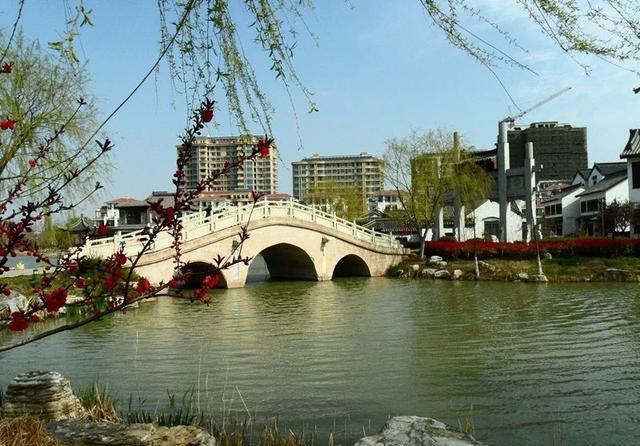 连云港青年公园,海棠花盛开时,公园充满着一片浓郁的浪漫情调