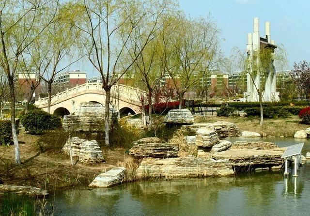 连云港青年公园,海棠花盛开时,公园充满着一片浓郁的浪漫情调