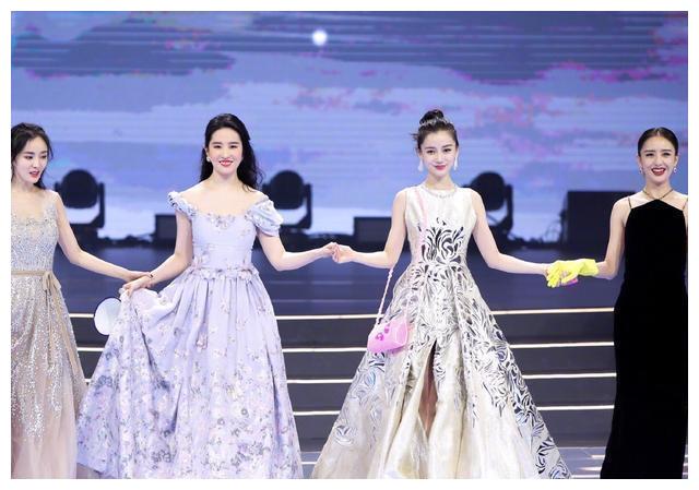 杨幂赵丽颖同生过孩子,细节看出两人已不在同一水平线