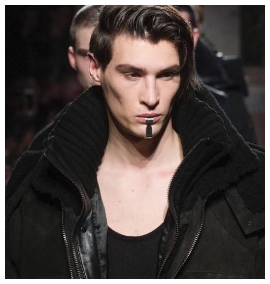 窦靖童下巴黑线纹身曾被指不忍直视,如今成时尚圈火热的时尚元素