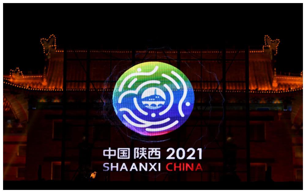 第十四届全运会会徽"礼天玉璧"和吉祥物"秦岭四宝"在西安明城墙南门