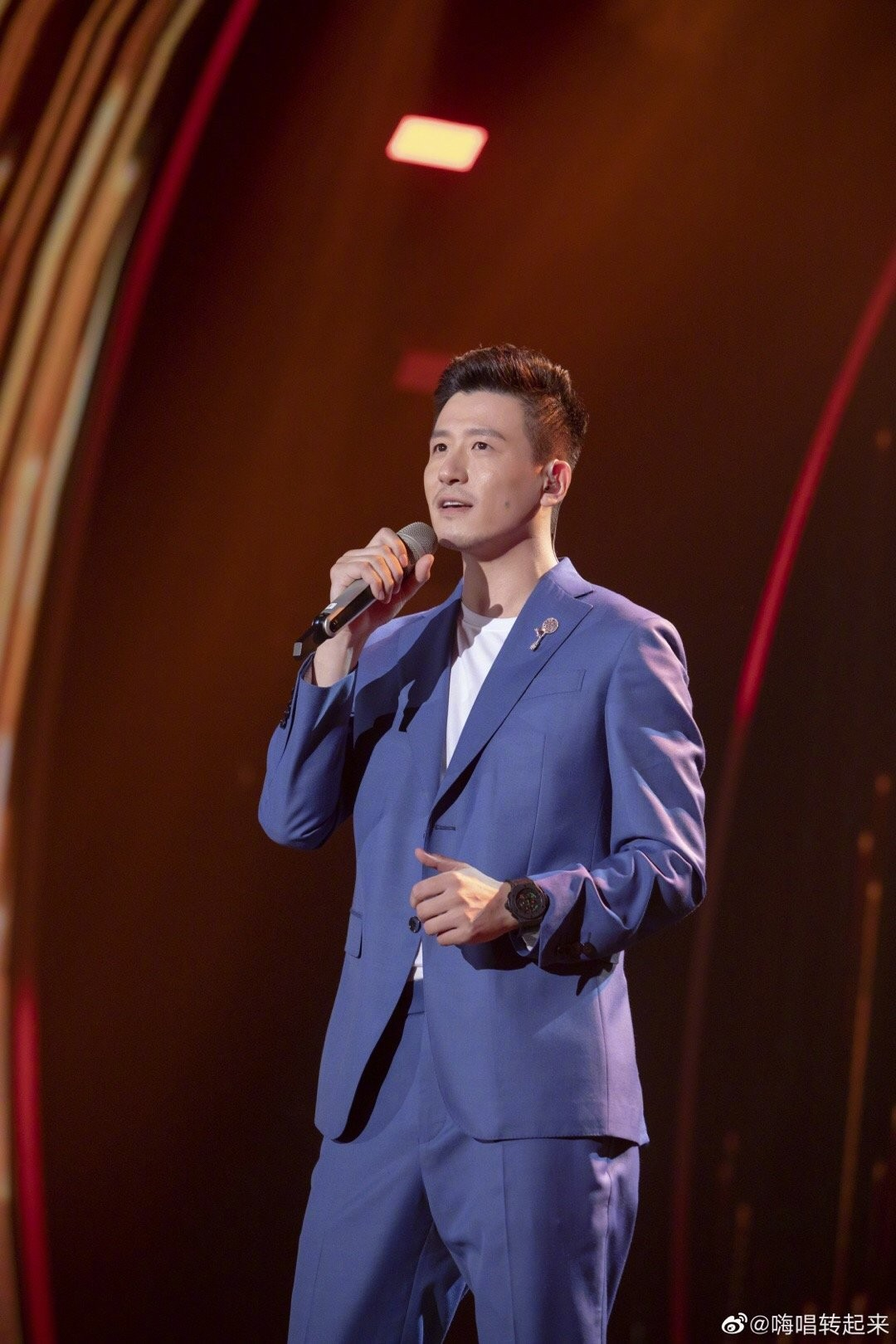 蔡赟献唱「嗨唱转起来」,化身"隐藏的歌手"小秀球技