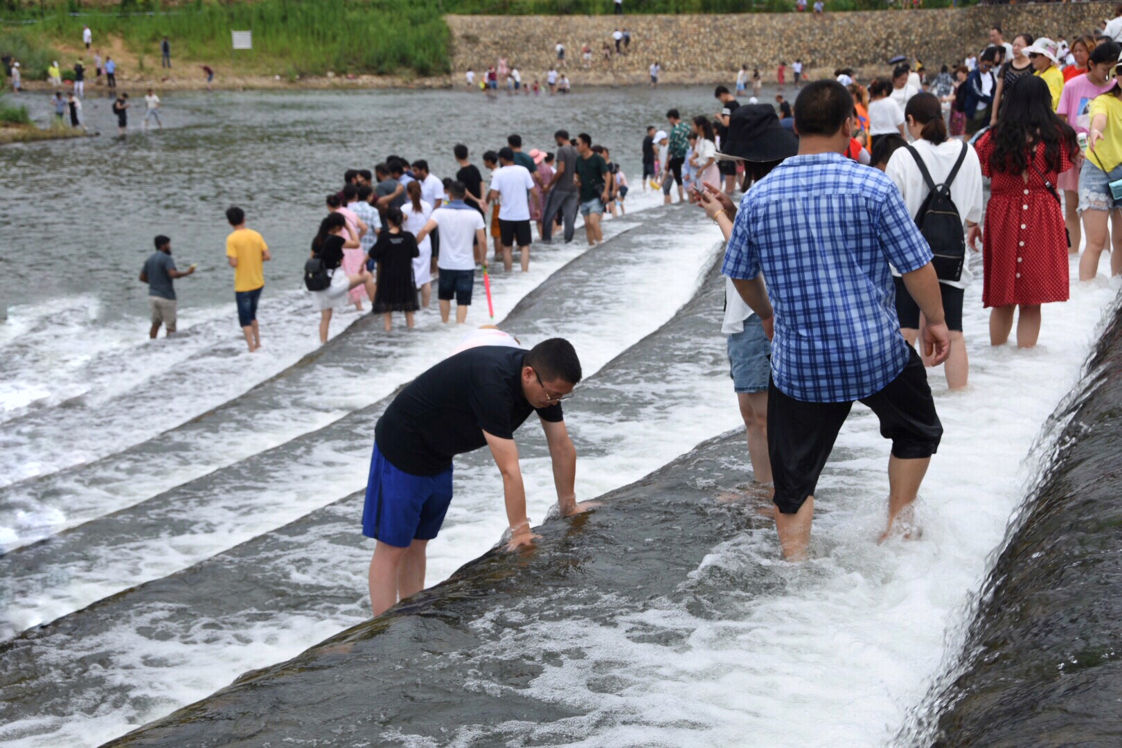 夏天玩水倍受青睐新昌网红阶梯瀑布成阶梯人流瀑布