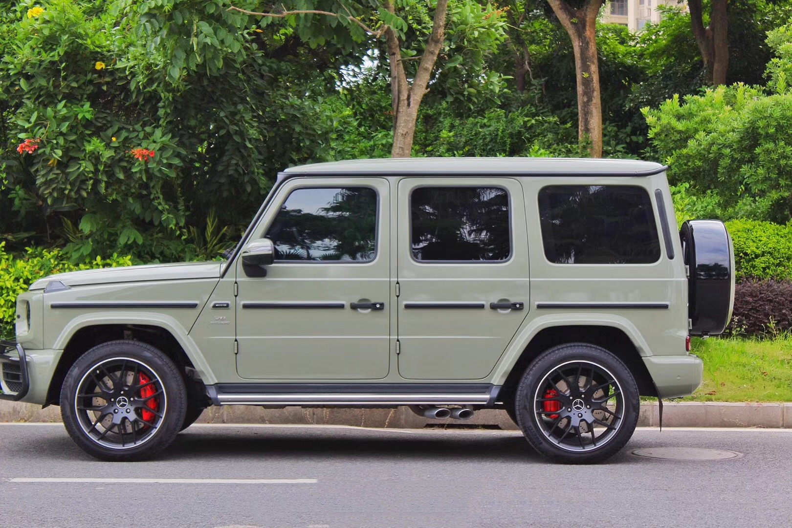 深沉低调又大气奔驰g63的卡其绿色让它更向往自由