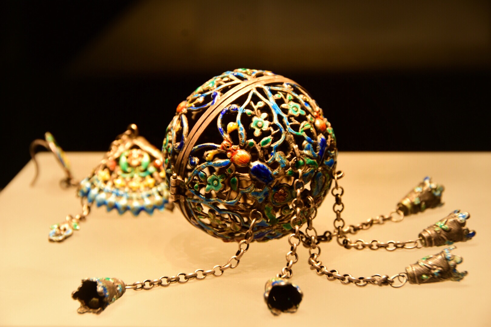 清朝银烧蓝香囊(鄂尔多斯博物馆馆藏)