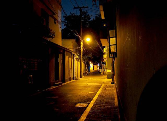 深夜小巷里昏暗的灯光里,有最深的孤独