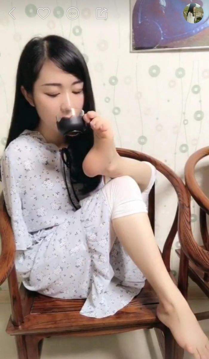 实拍最美90后无臂女孩用脚能打王者荣耀乐观开朗感动网友