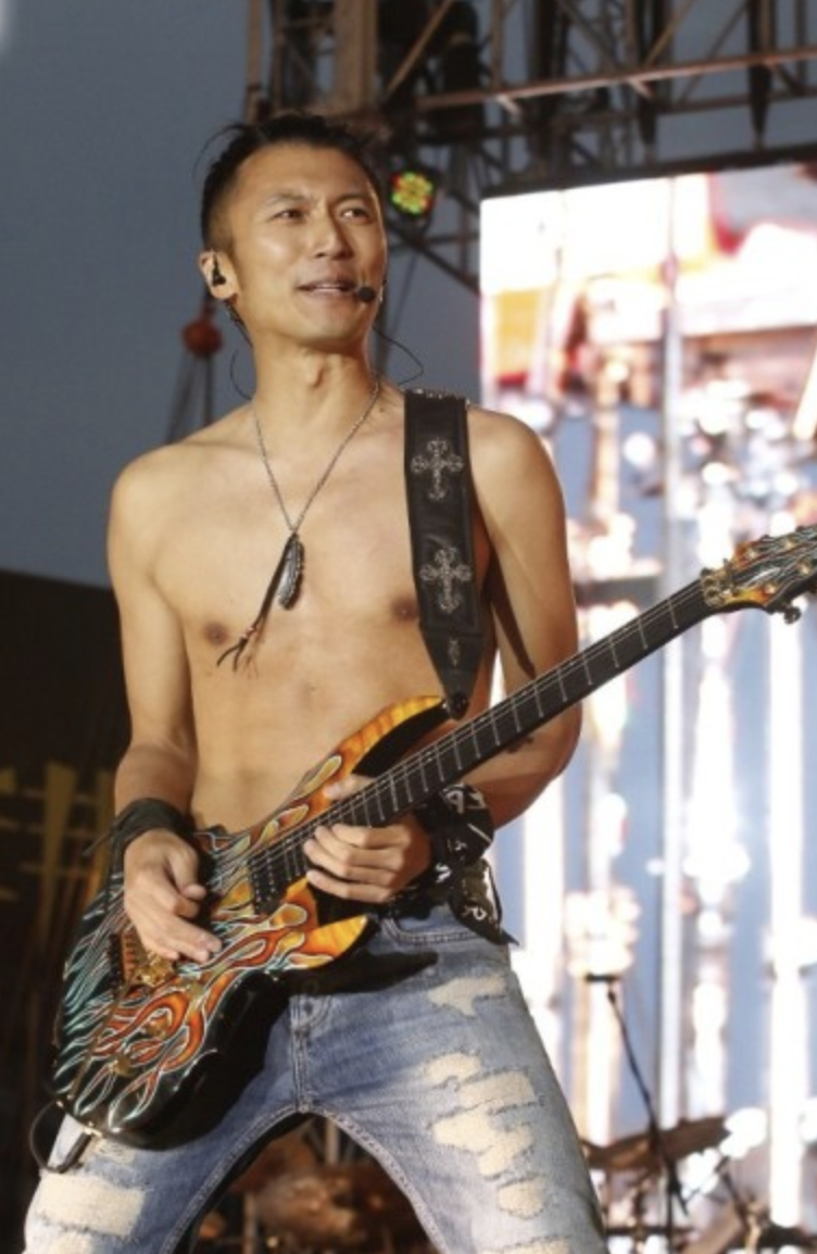 3月17日,谢霆锋参加霹雳903歌托邦,带来了《玉蝴蝶》《活着》《改造人