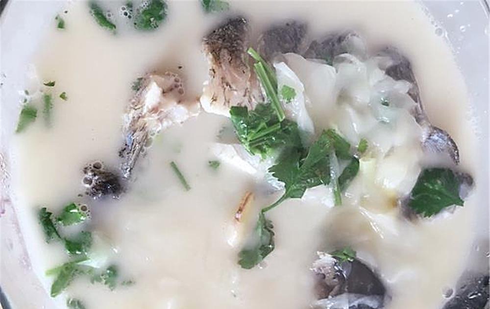 老厨师巧用小技巧,鱼汤鲜浓还奶白