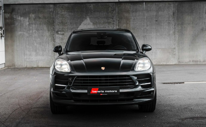 黑色的保时捷macan