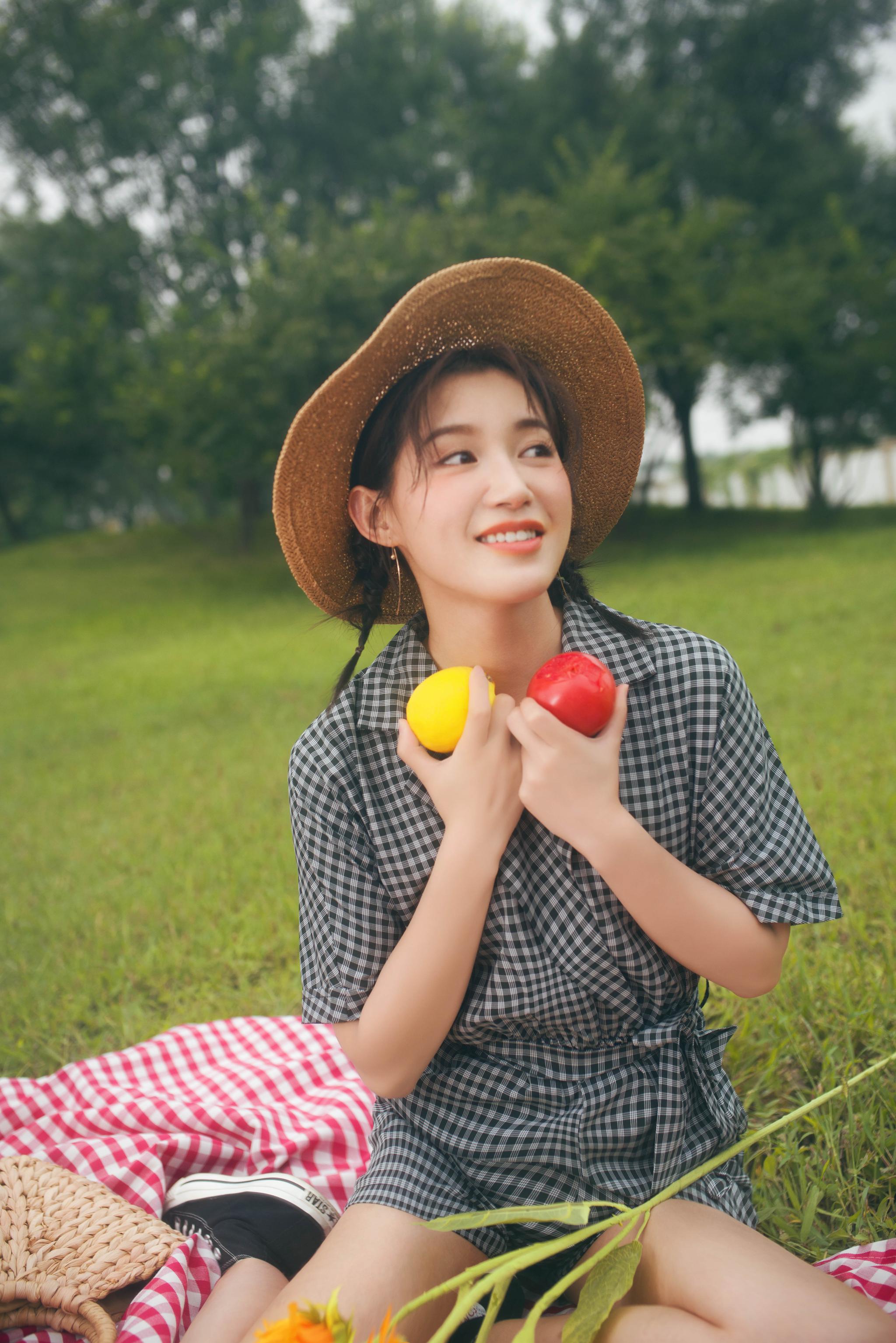 苏青化身治愈系女孩尽享秋日的悠闲时光