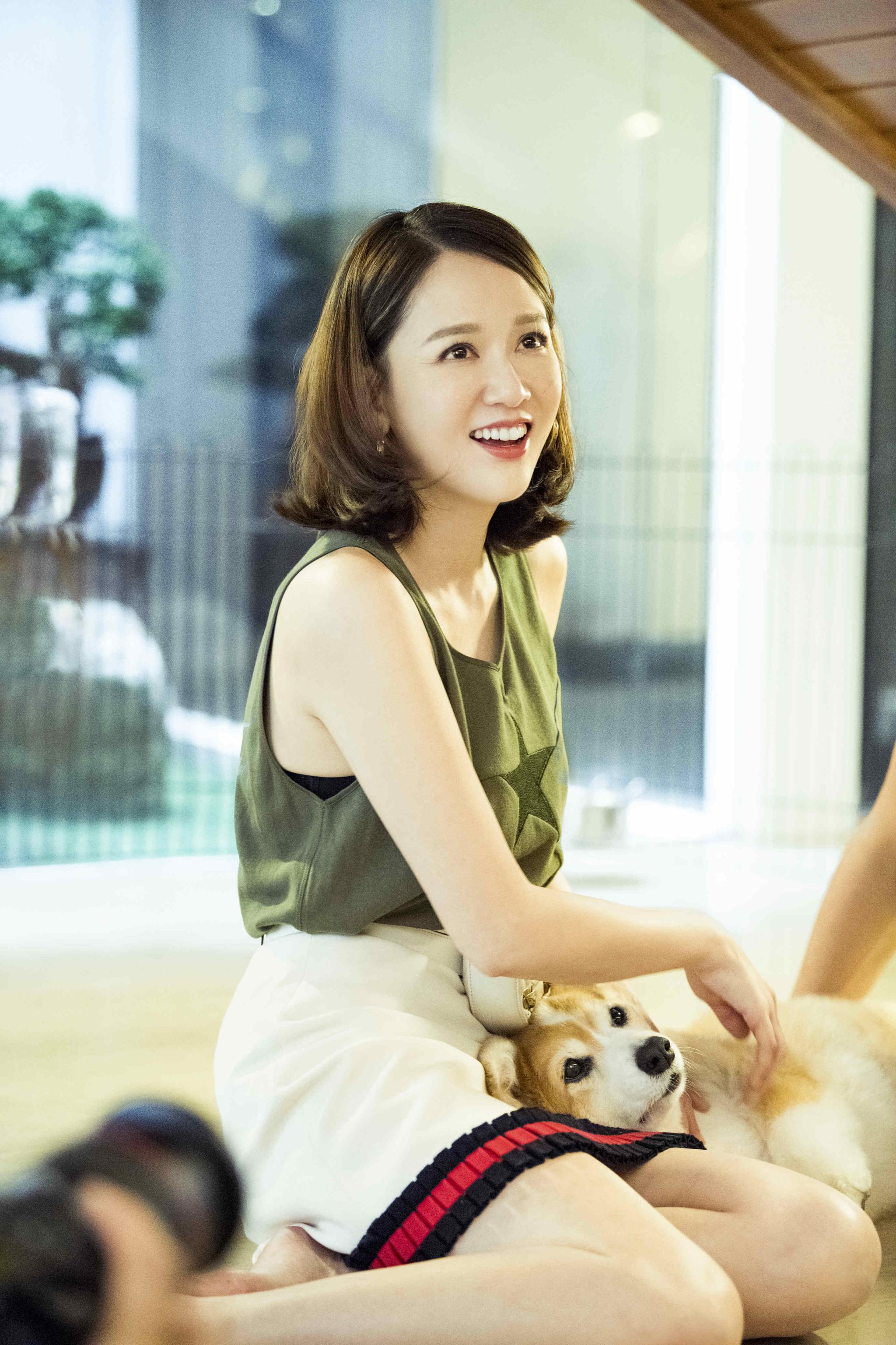 《女儿2》陈乔恩与男嘉宾逗狗超温馨 同荡秋千笑容满满