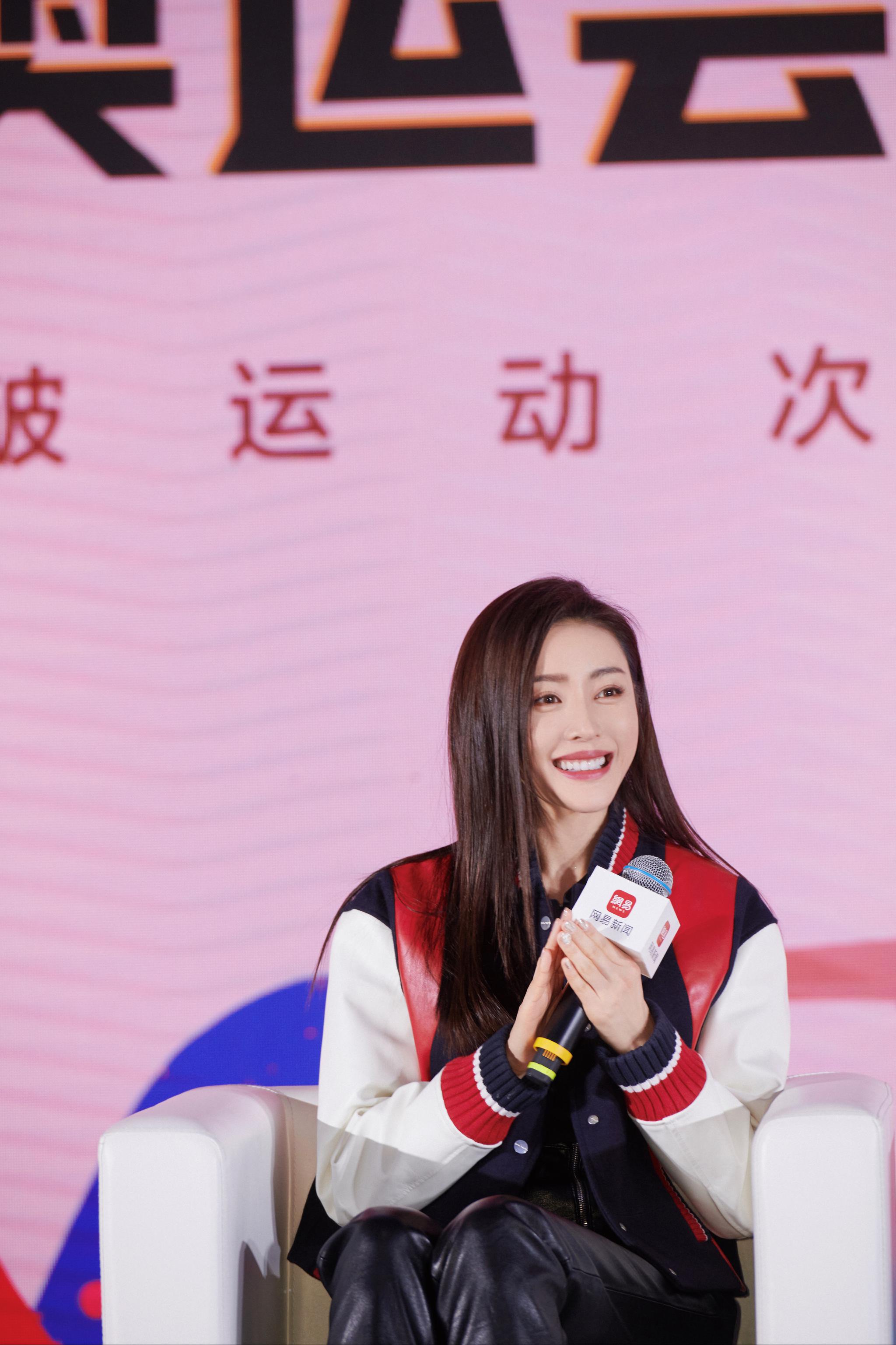 张天爱在一番努力下成功"击败"刘国梁,不仅拿到了刘国梁亲笔签名球拍