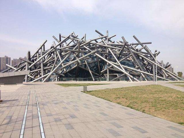 合肥美术馆位于方兴大道与广西路交口东北角,坐落在塘西河畔,占地