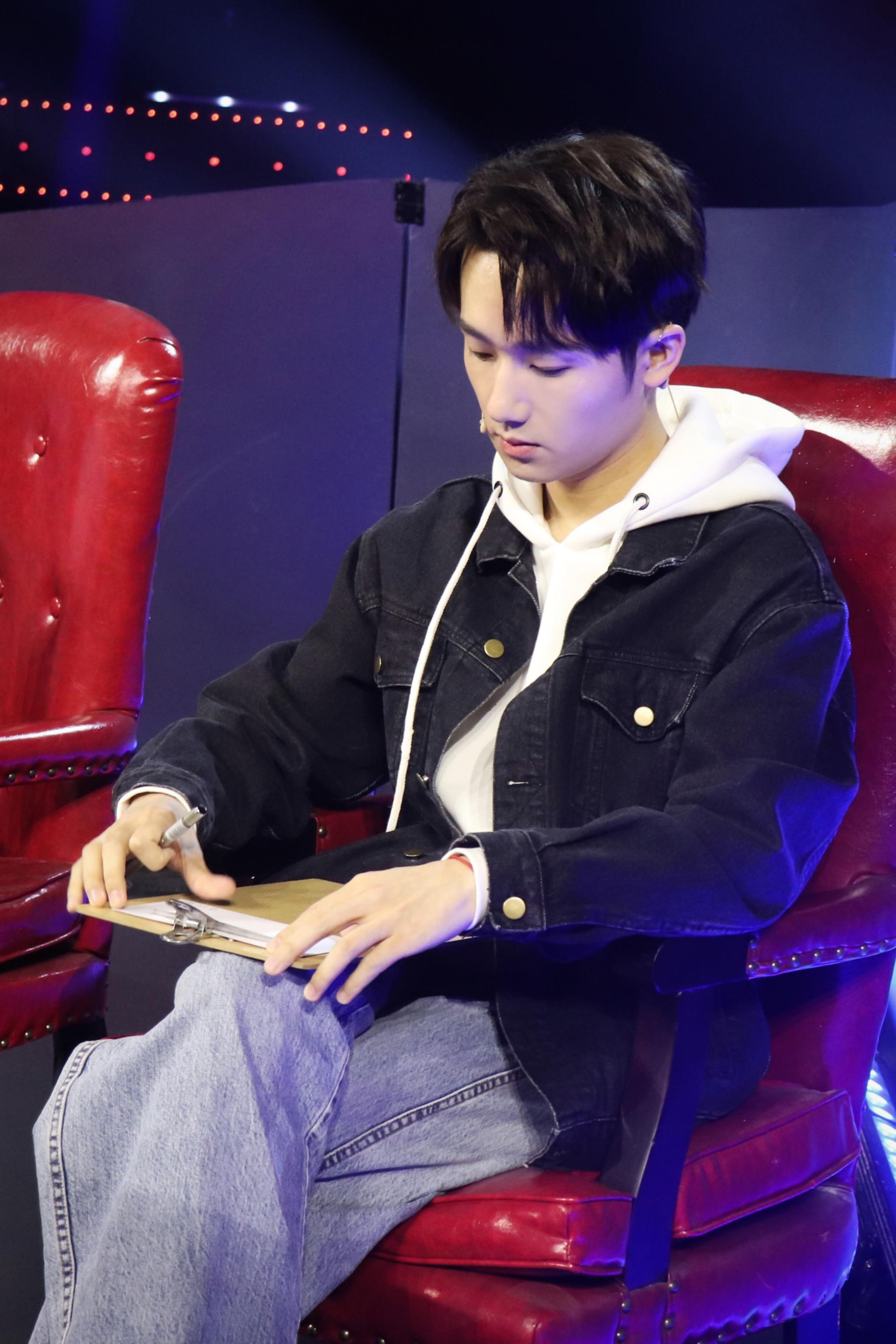 蒋敦豪二次夺冠后综艺首秀 “三顾”蒙面助力猜