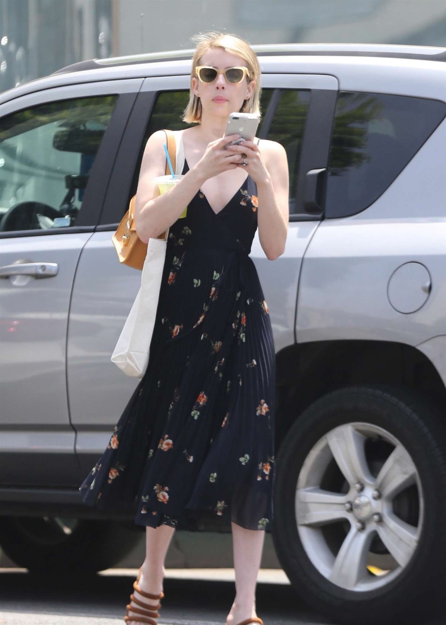 影星艾玛·罗伯茨日常街拍,网友:她的穿搭能力确实强!