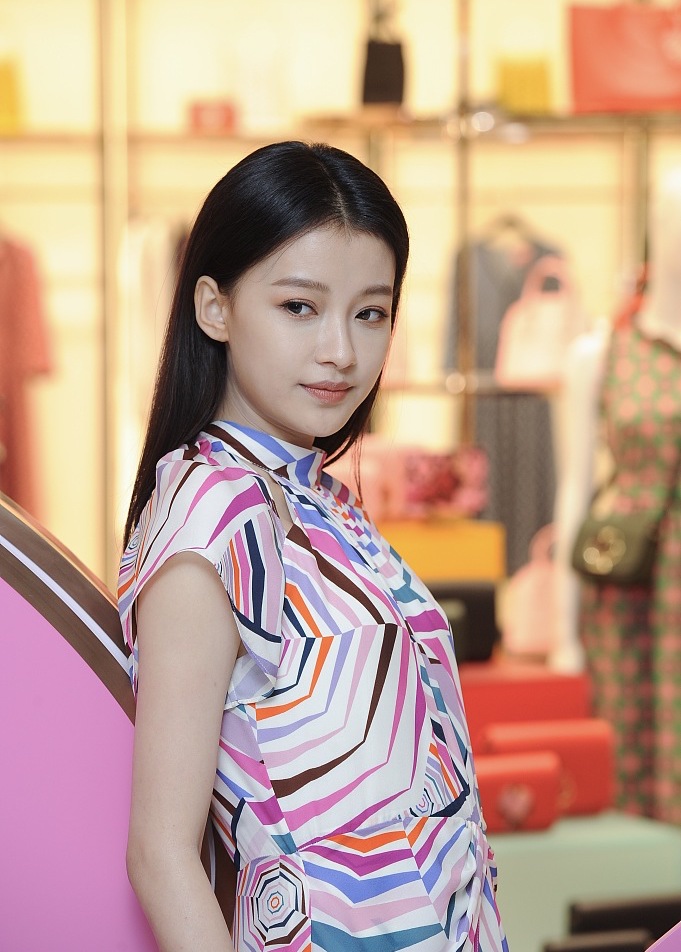 孙怡彩条装优雅知性,秀发飘逸女人味十足
