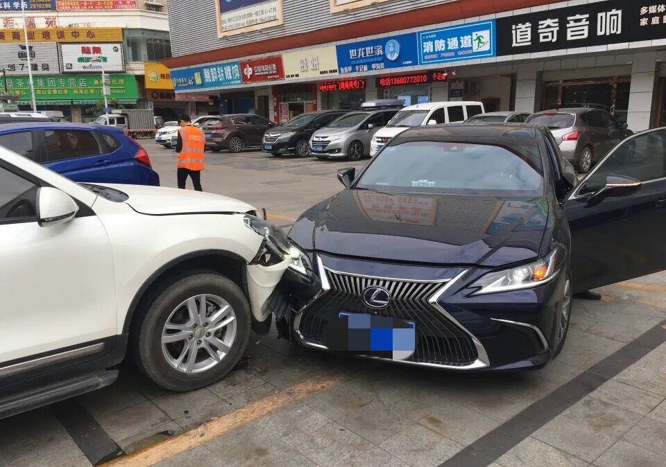雷克萨斯es撞上大众途观车头完好现代车主我最无辜了