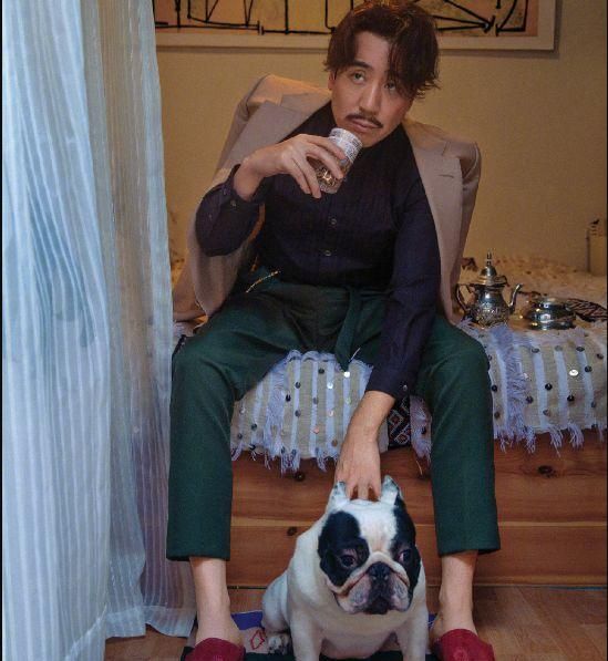 47岁于和伟晒时尚杂志封面照,尽显雅痞大叔范儿,撞脸杜淳?