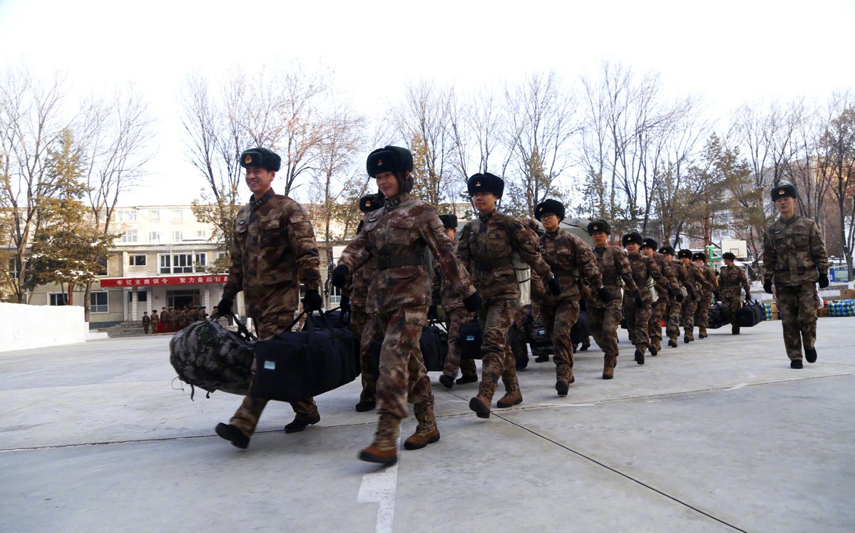 老兵为新战友们举行新兵下连的欢迎仪式!