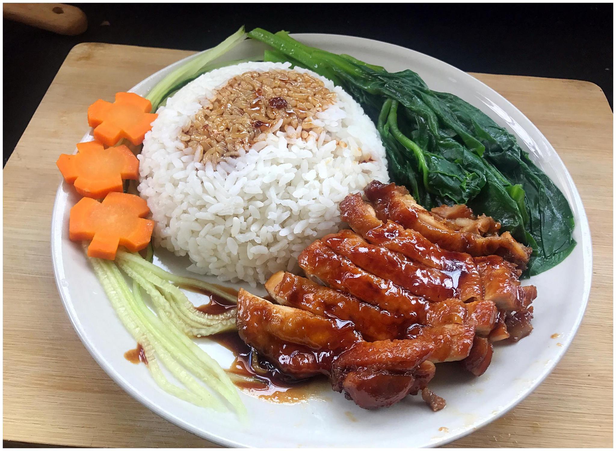 1 用剪刀把鸡腿骨后面的肉剪断做法鸡腿两个,生抽,老抽,料酒,黑胡椒粉