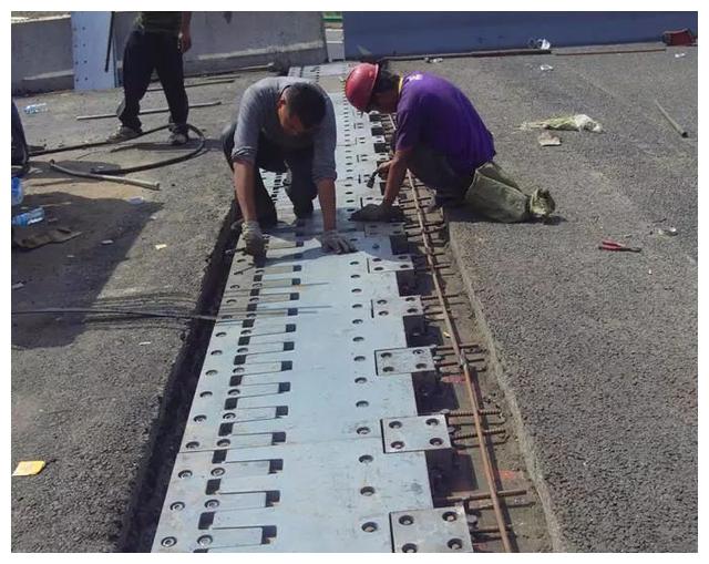 通常在两梁端之间,梁端与桥台之间或桥梁的铰接位置上设置伸缩缝