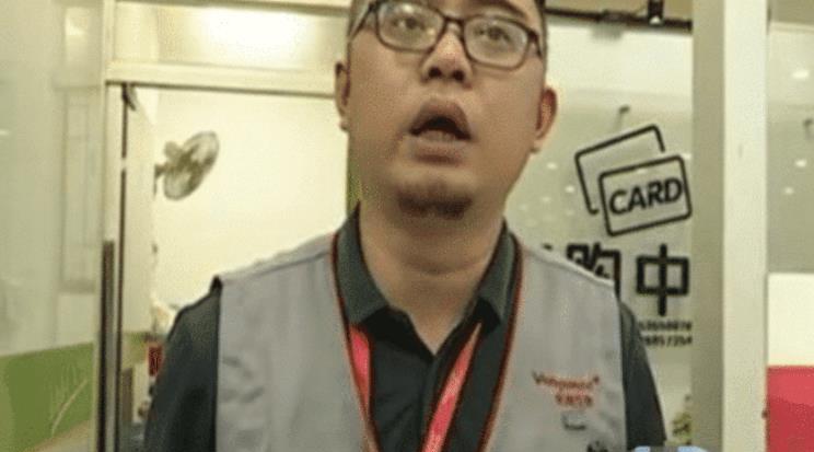 女子去华润万家购物,小票算出不对劲,收银员大喊:你想怎样?