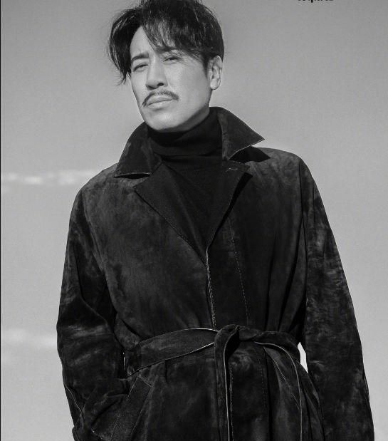 47岁于和伟晒时尚杂志封面照,尽显雅痞大叔范儿,撞脸杜淳?