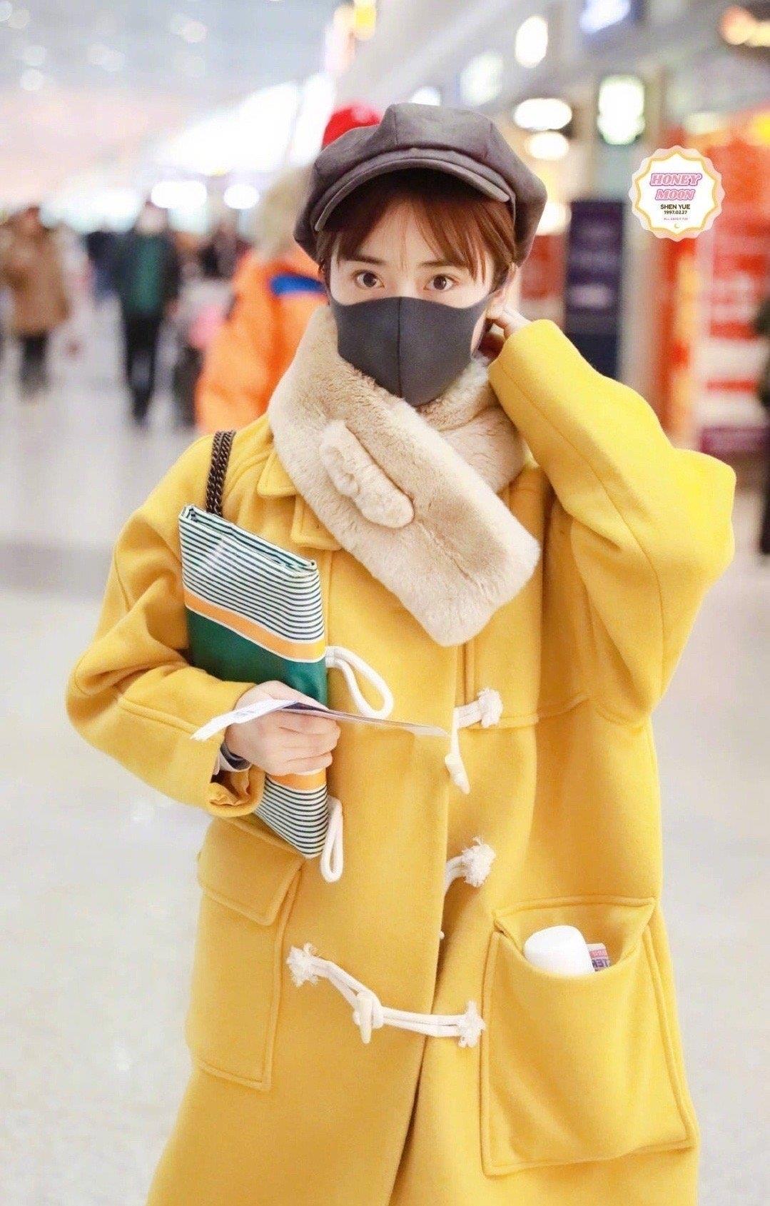 沈月鹅黄色风衣走机场,冬日暖色系造型可爱俏皮,网友:别学她