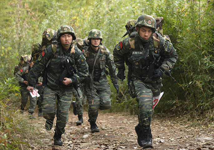 地狱的勇士!武警特战尖兵魔鬼练兵 负重60斤长途奔袭