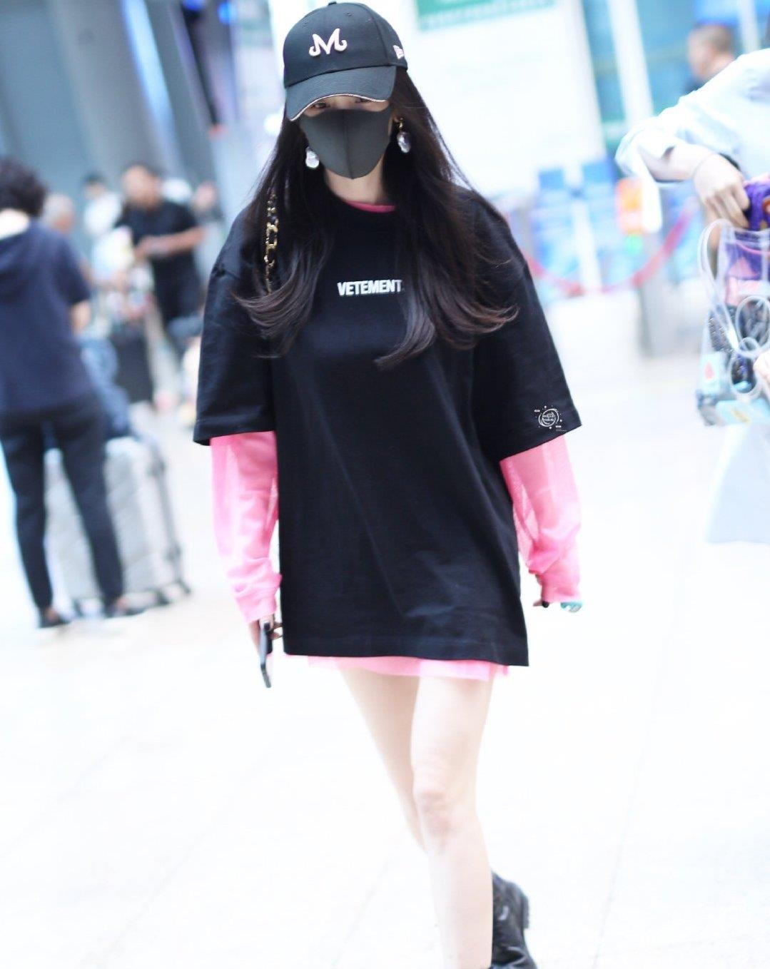 杨幂最新机场照,黑色t恤搭配粉色渔网,下身失踪风,酷中带甜!