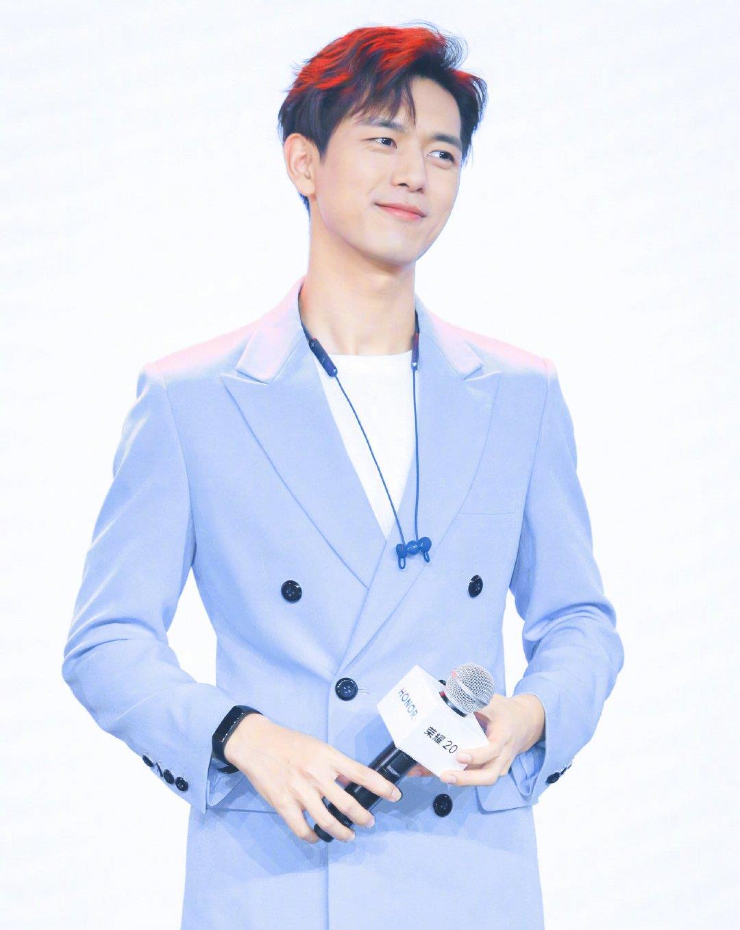 185cm李现和187cm黄景瑜,同样搭配蓝色西装,风格差距这么大?